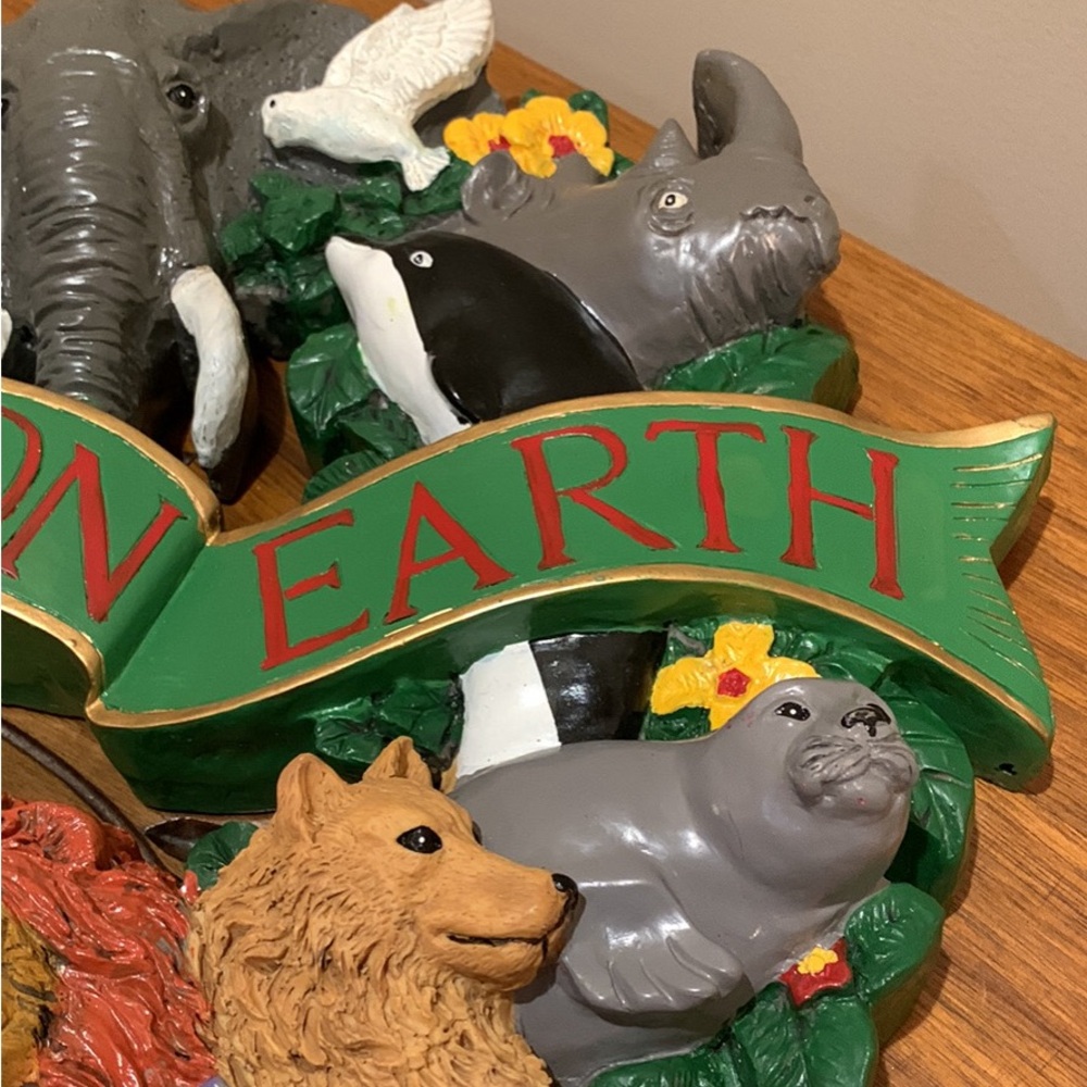 Peace on Earth Resin Wildlife Wreath - Picture 5 of 7